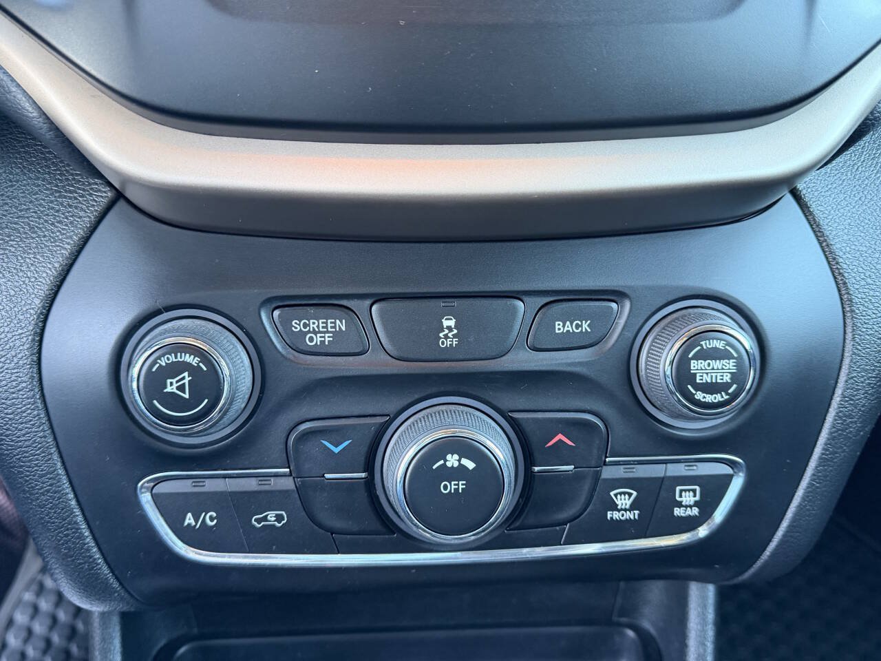 Used 2016 Jeep Cherokee Sport w/ Cold Weather Group AWD/4WD image 17