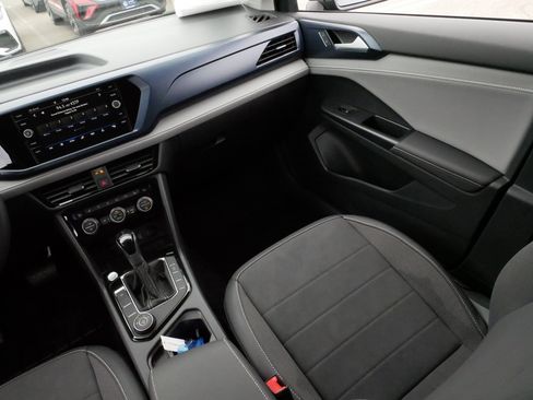 Used 2024 Volkswagen Taos SE image 11