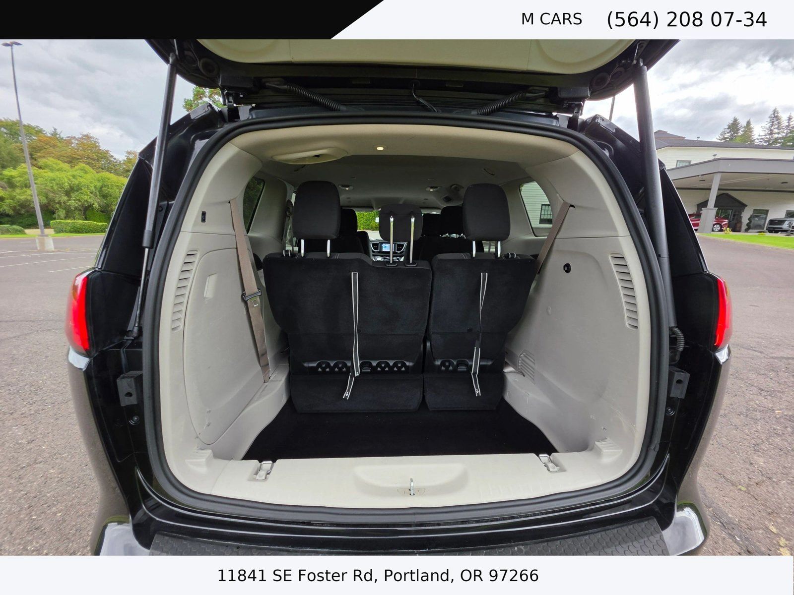 Used 2022 Chrysler Voyager LX FWD image 17