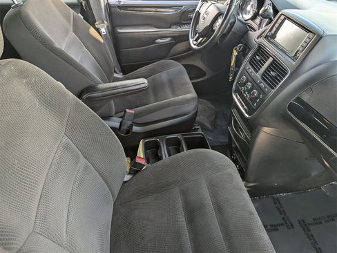 Used 2018 Dodge Grand Caravan SE image 9