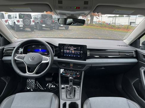 Used 2025 Volkswagen Jetta SE image 32