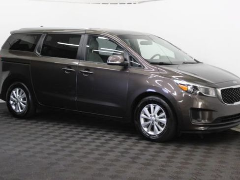 Used 2016 Kia Sedona LX w/ Option Group 020 FWD image 3