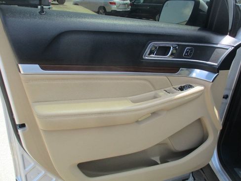 Used 2017 Ford Explorer Limited w/ Equipment Group 301A FWD image 11