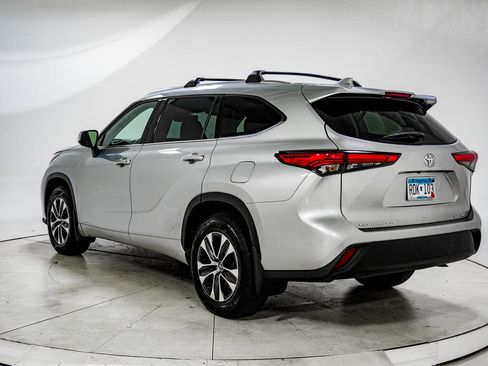Used 2021 Toyota Highlander XLE image 6