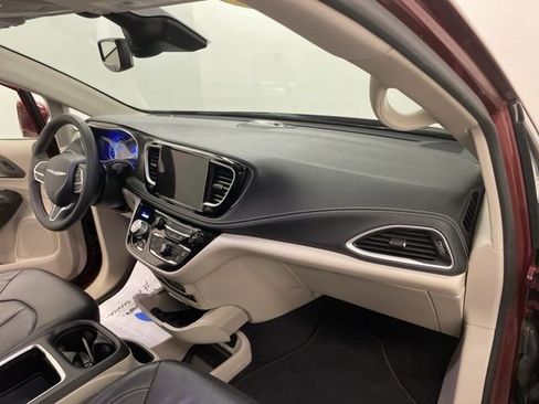 Used 2022 Chrysler Pacifica Touring-L image 22