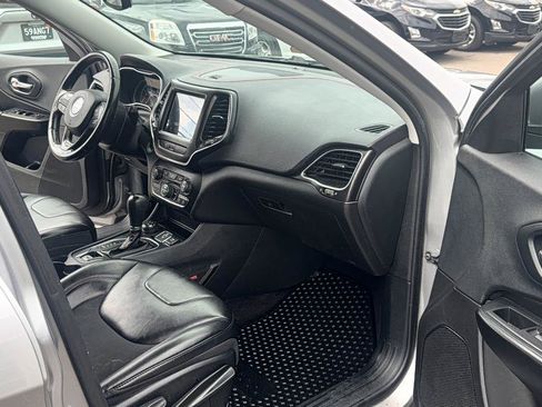 Used 2019 Jeep Cherokee Trailhawk w/ Cold Weather Group AWD/4WD image 14