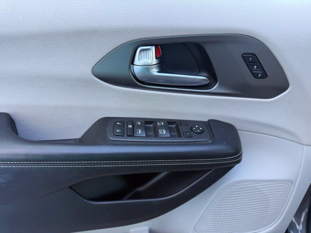 Used 2021 Chrysler Pacifica Touring-L FWD image 27