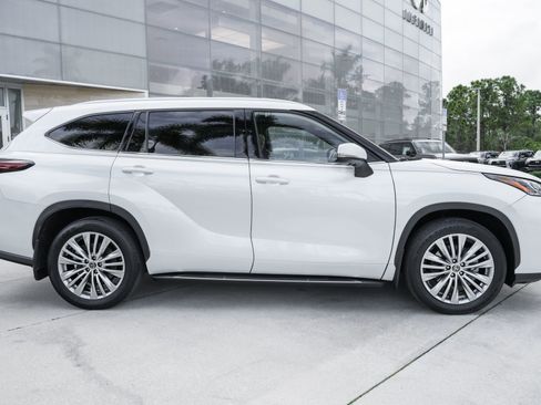 Used 2024 Toyota Highlander Platinum FWD image 26