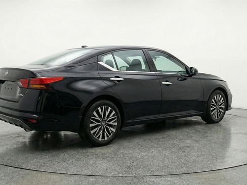 Used 2025 Nissan Altima 2.5 SV image 9