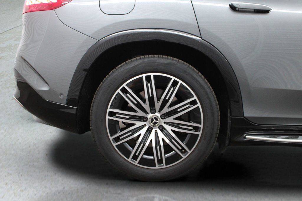 Used 2023 Mercedes-Benz EQS 580 4MATIC SUV w/ Exclusive Trim Package image 12