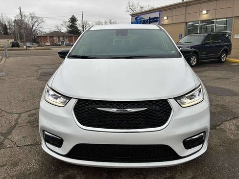 Used 2026 Chrysler Pacifica Select image 2