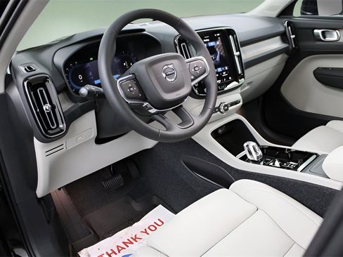 Certified 2025 Volvo XC40 B5 Plus w/ Protection Package Premier image 31
