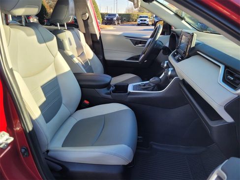 Used 2022 Toyota RAV4 XLE Premium image 11