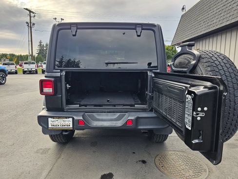 Used 2020 Jeep Wrangler Unlimited Sahara w/ Uconnect 4C Nav & Sound Group AWD/4WD image 17