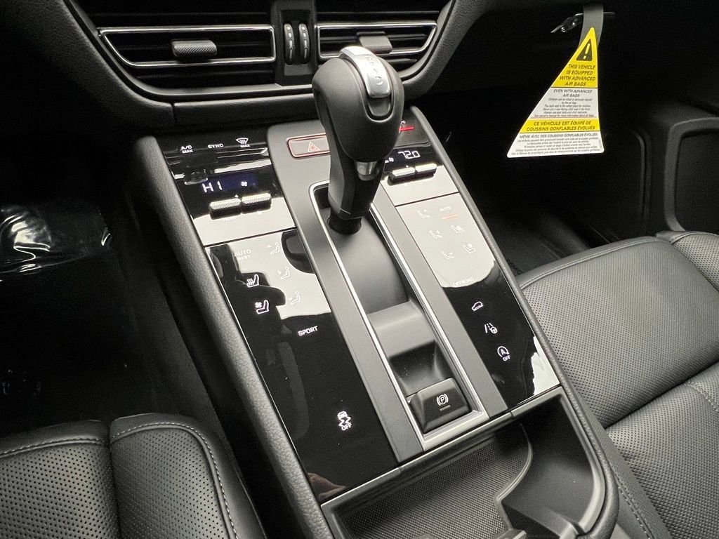 Used 2026 Porsche Macan AWD/4WD image 11