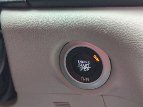 Used 2024 Chrysler Pacifica Touring-L image 17