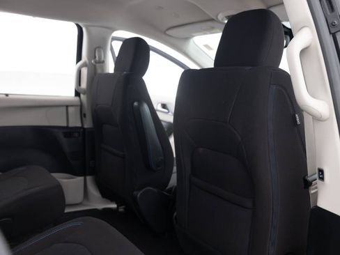 Used 2021 Chrysler Pacifica Touring image 30