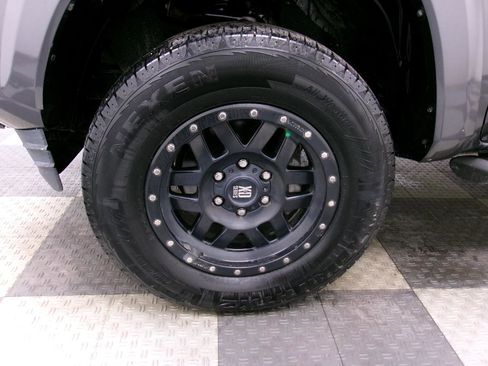 Used 2018 Toyota Tacoma SR5 image 17