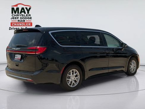 Used 2024 Chrysler Pacifica Touring-L FWD image 7