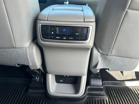 Used 2019 Toyota Highlander XLE AWD/4WD image 28