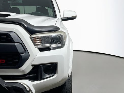 Used 2019 Toyota Tacoma TRD Sport image 12