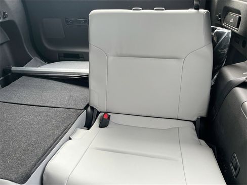 New 2025 Mitsubishi Outlander SE image 30