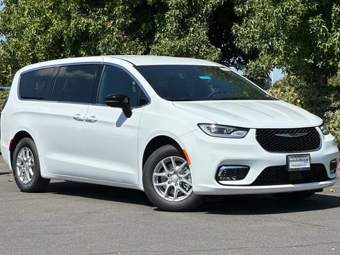New 2026 Chrysler Pacifica Select image 2