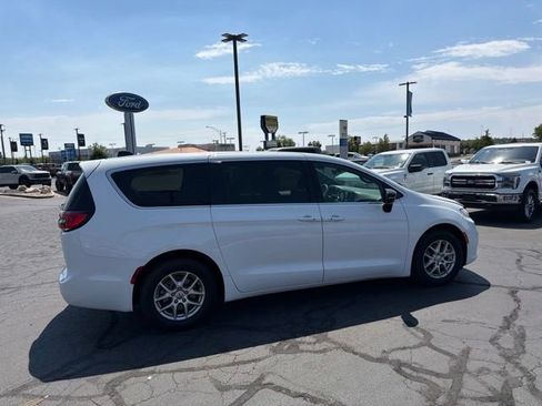 Used 2025 Chrysler Pacifica Select FWD image 5