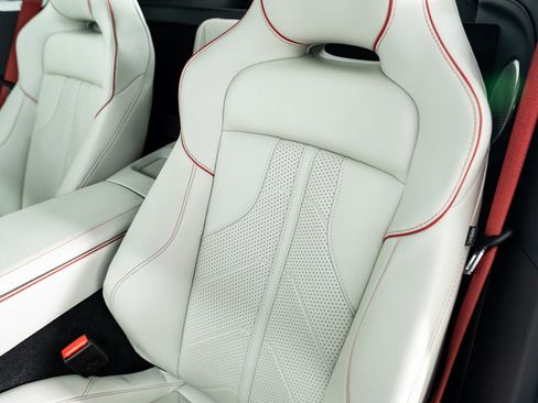 Used 2025 Aston Martin V8 Vantage Coupe RWD image 18