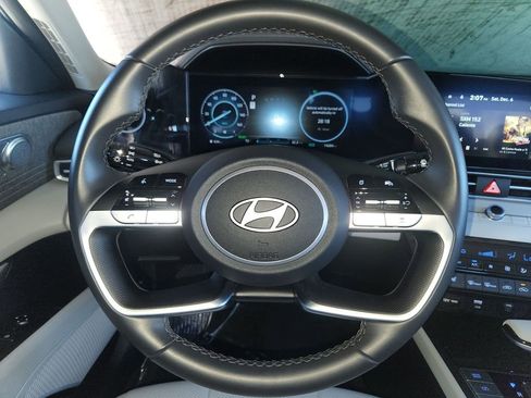 Used 2025 Hyundai Elantra Limited image 24