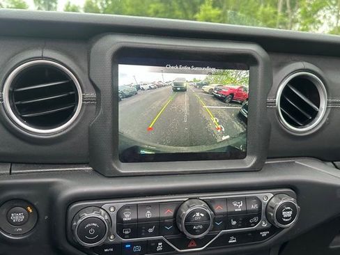Used 2023 Jeep Wrangler Unlimited Sahara w/ Cold Weather Group AWD/4WD image 28