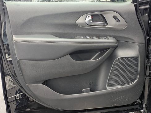 Used 2025 Chrysler Pacifica Select FWD image 13