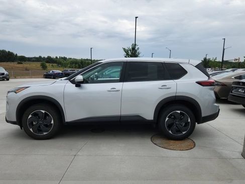 Used 2025 Nissan Rogue SV AWD/4WD image 2
