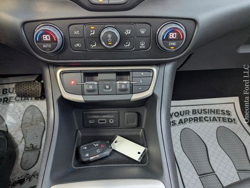 Used 2024 GMC Terrain Denali image 33