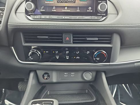 Used 2025 Nissan Rogue S image 26