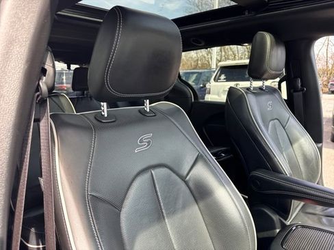Used 2025 Chrysler Pacifica Limited image 28
