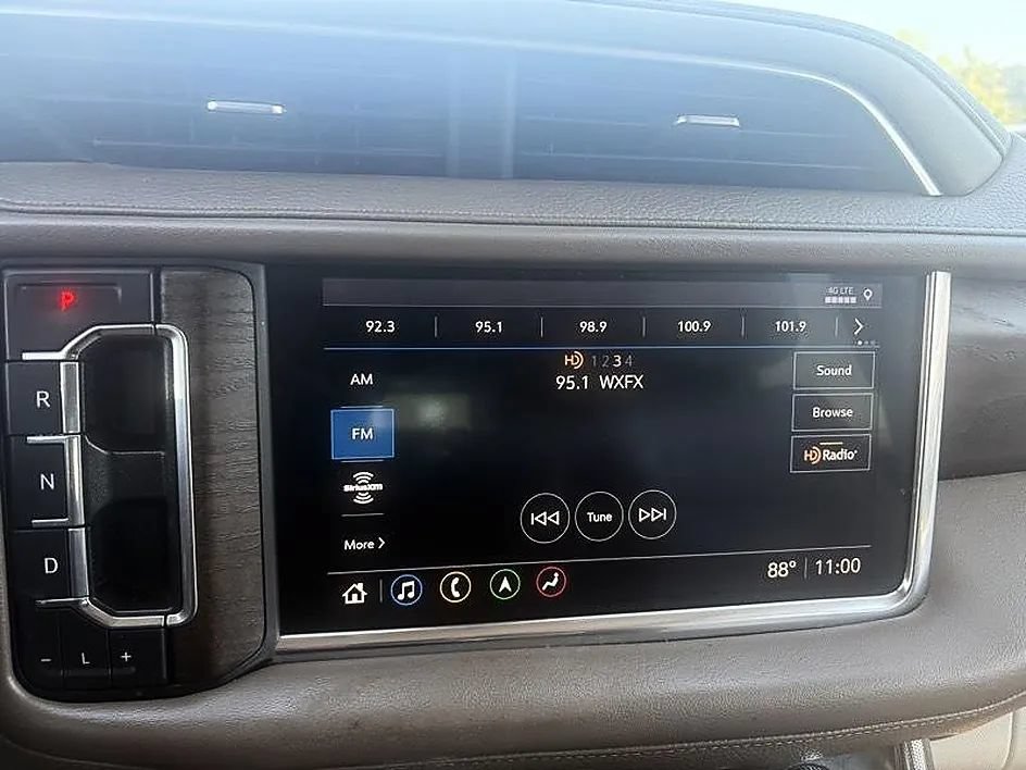Used 2021 GMC Yukon XL Denali w/ Denali Premium Package AWD/4WD image 16