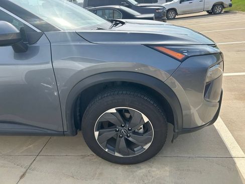 Used 2025 Nissan Rogue SV FWD image 2
