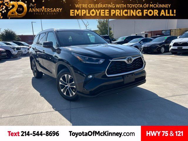 Used 2021 Toyota Highlander XLE AWD/4WD image 1