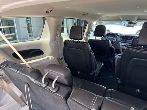Used 2024 Chrysler Pacifica Touring-L FWD image 42
