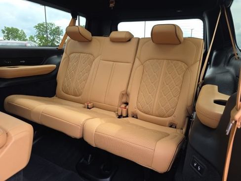 Used 2025 Jeep Grand Wagoneer L Series III w/ Rear Seat Video Group 1 AWD/4WD image 40