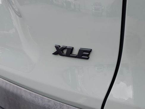 Used 2019 Toyota RAV4 XLE FWD image 7