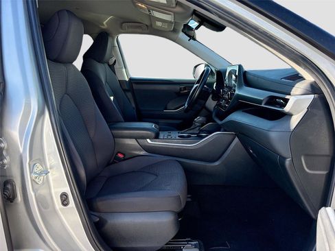 Used 2024 Toyota Highlander LE image 32