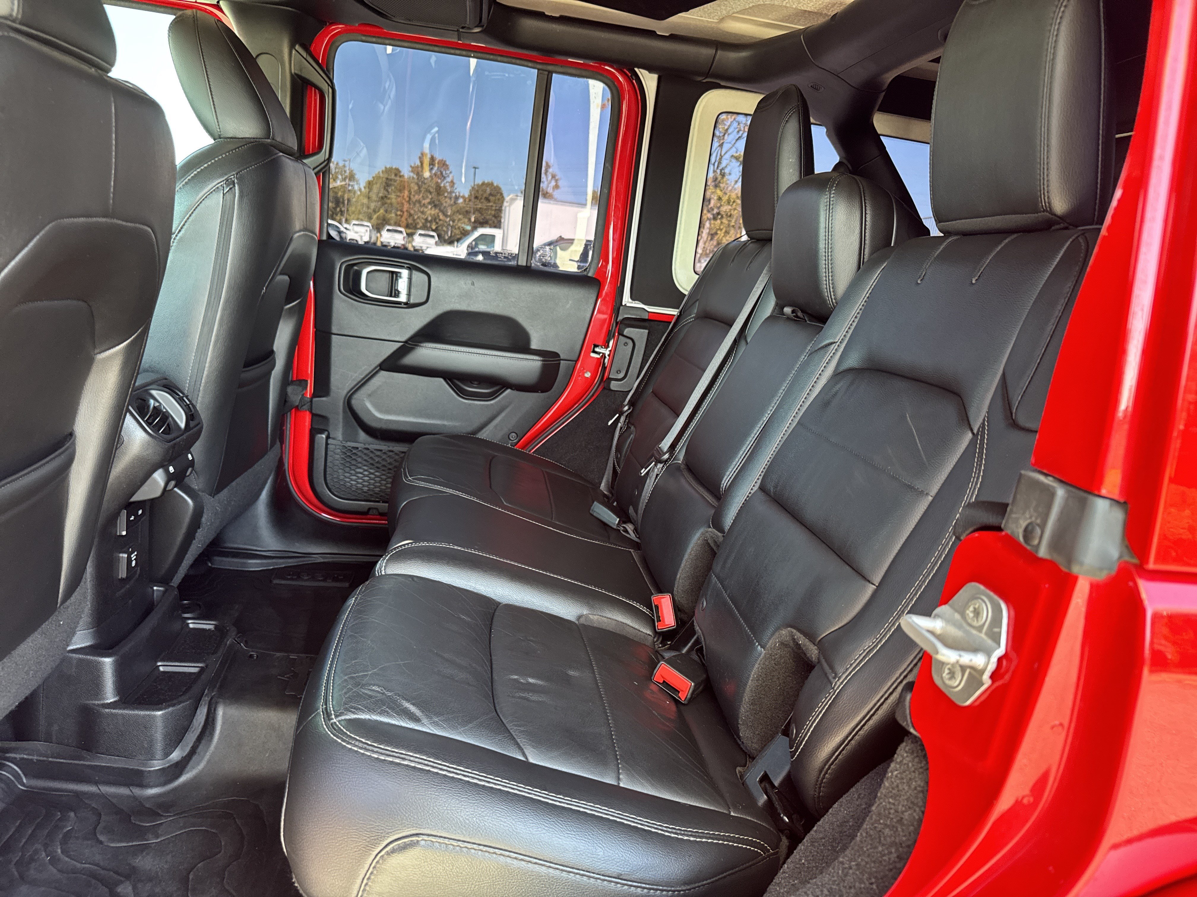 Used 2018 Jeep Wrangler Unlimited Sahara AWD/4WD image 29