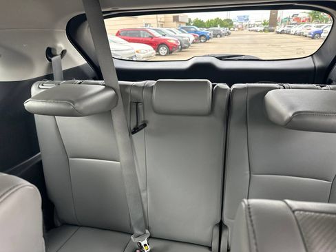 Used 2021 Toyota Highlander Limited AWD/4WD image 25