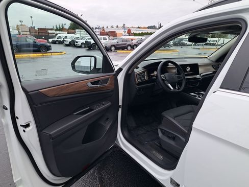 Used 2024 Volkswagen Atlas SE image 10