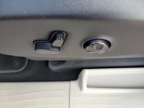 Used 2023 Chrysler Pacifica Touring-L FWD image 23