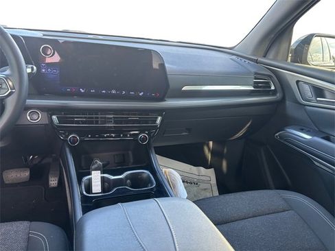 Used 2025 Chevrolet Traverse LT image 11