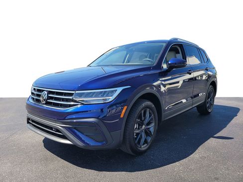 Used 2024 Volkswagen Tiguan SE FWD image 2