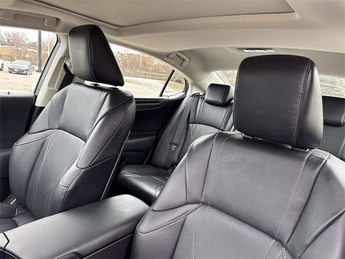 Used 2025 Lexus ES 300h w/ Luxury Package image 32